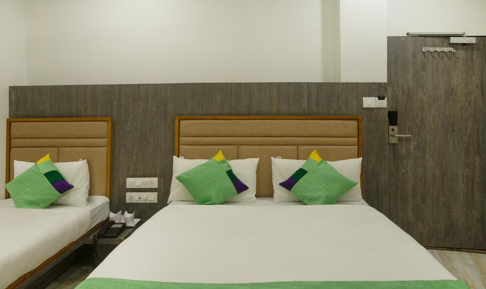 Hotel Treebo Urban, 1 Km From Railway Station Surat Exterior foto